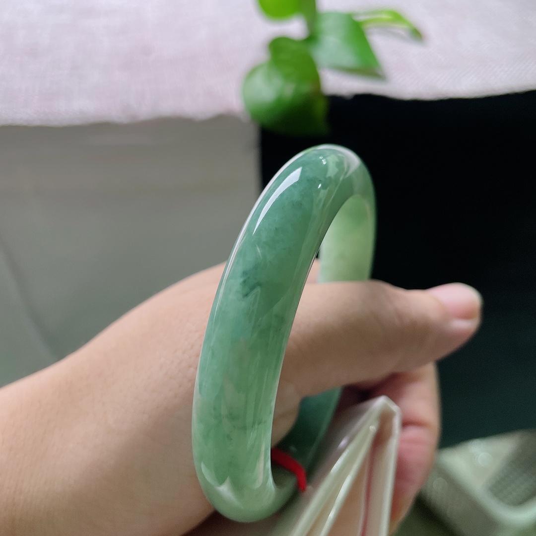 绿底正圈，晶体感，浅绿浸融冰种玉，腕间自带山间清泉。ss57684a。