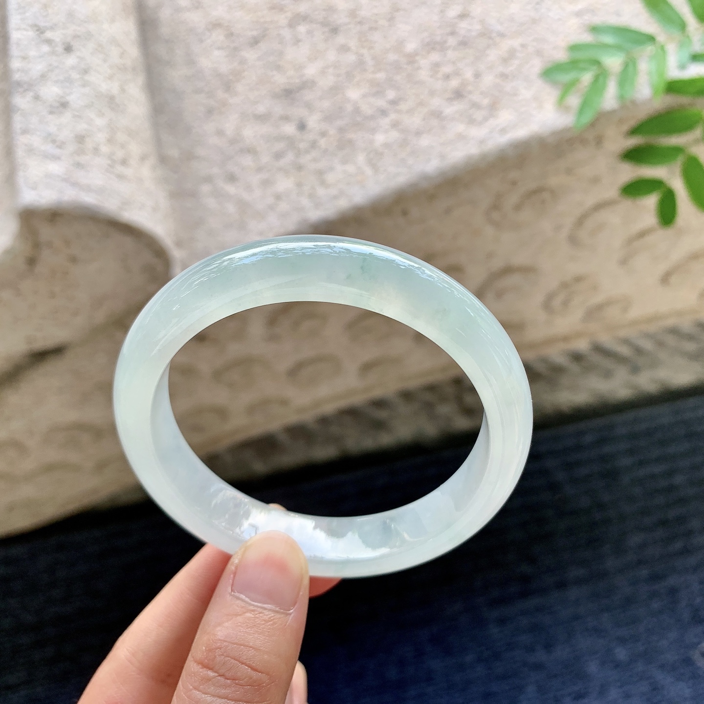 正圈57 58，圈口58/12.4/8，编码AD082305，描述冰糯晴底，水润，种老，细腻，无裂。