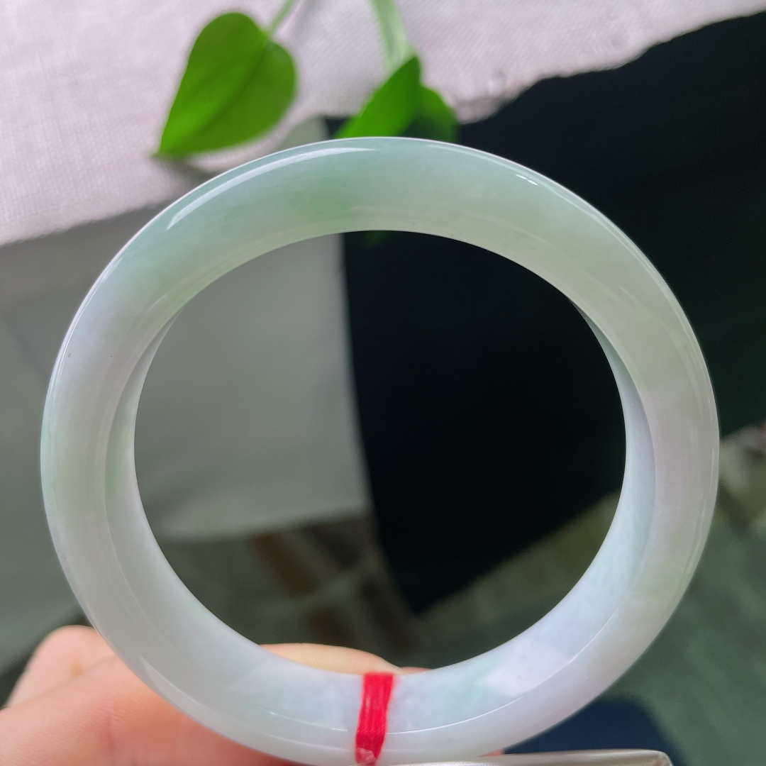 59/12.5/8.7，绿底正圈，无裂，绿调淡淡的不张扬，由浅至淡自然过渡，没有浓烈艳色，走温婉耐看