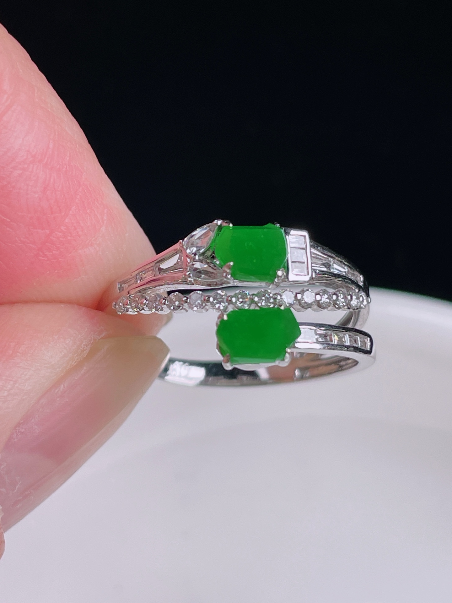 辣绿戒指，18k镶嵌，老种起光，细底通透，尺寸：裸石5.6/3.6/2mm0822