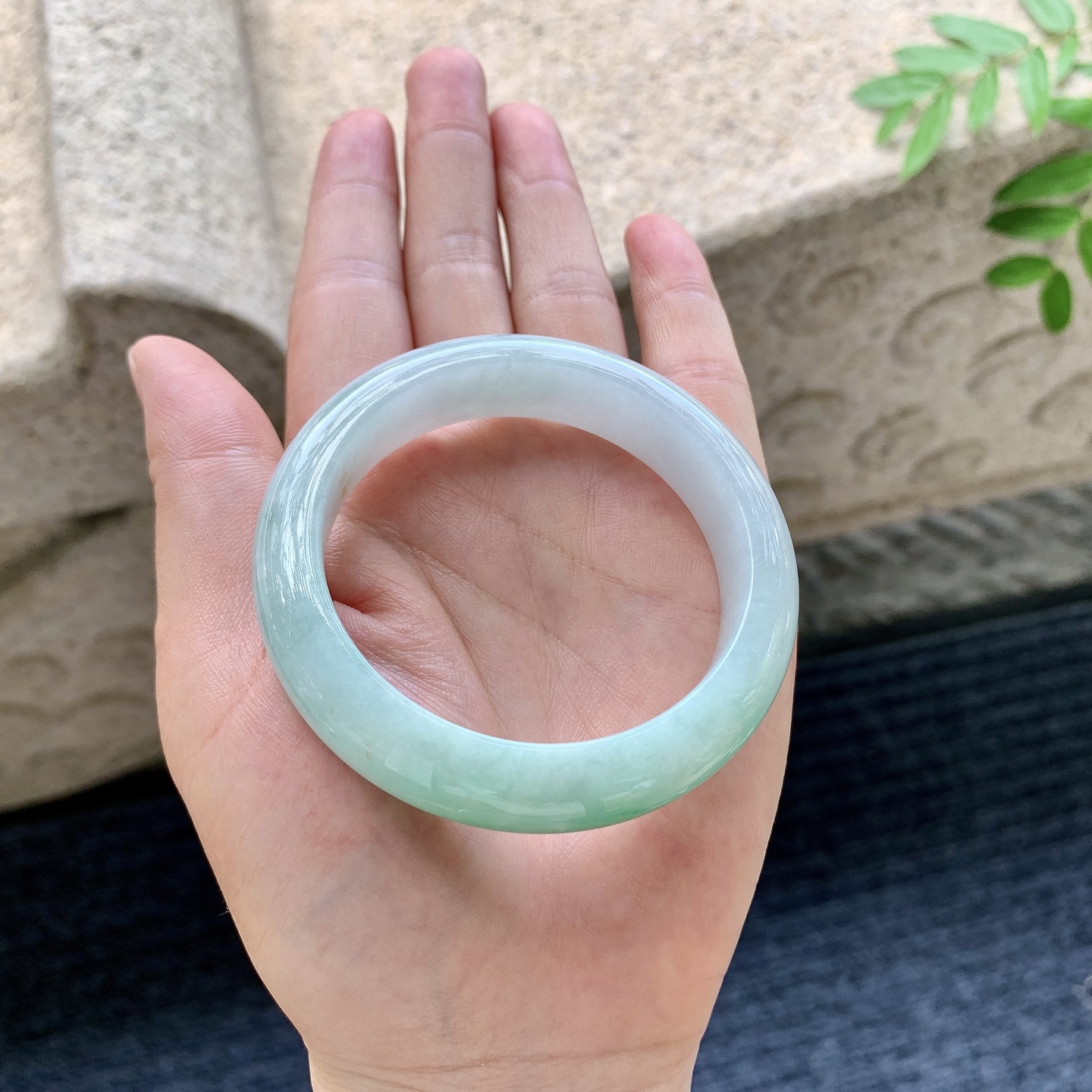 正圈50 51，圈口51.3/12.7/8.3，编码T1082320，细糯飘绿，水润，种老，细腻，打灯有纹线