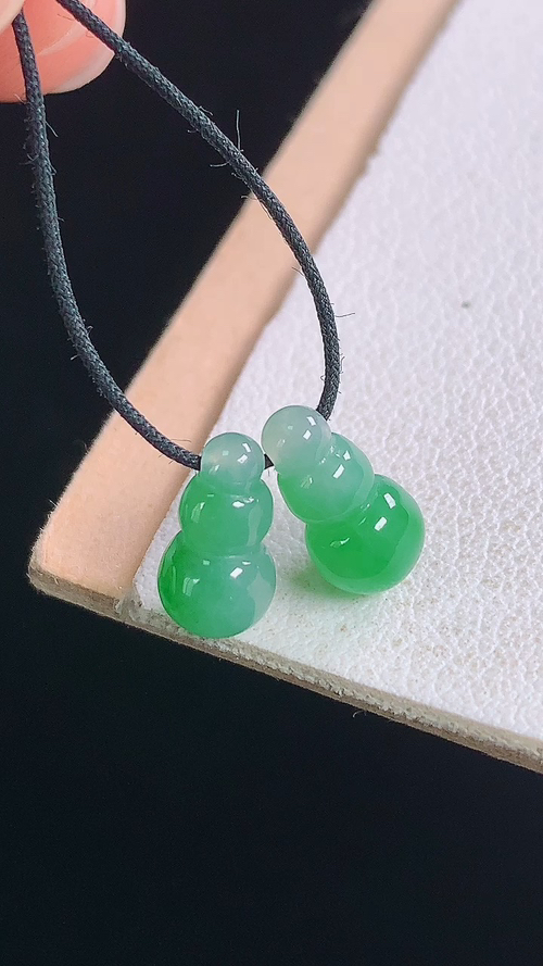 冰飘绿葫芦，无裂，尺寸:9.7-5.0mm