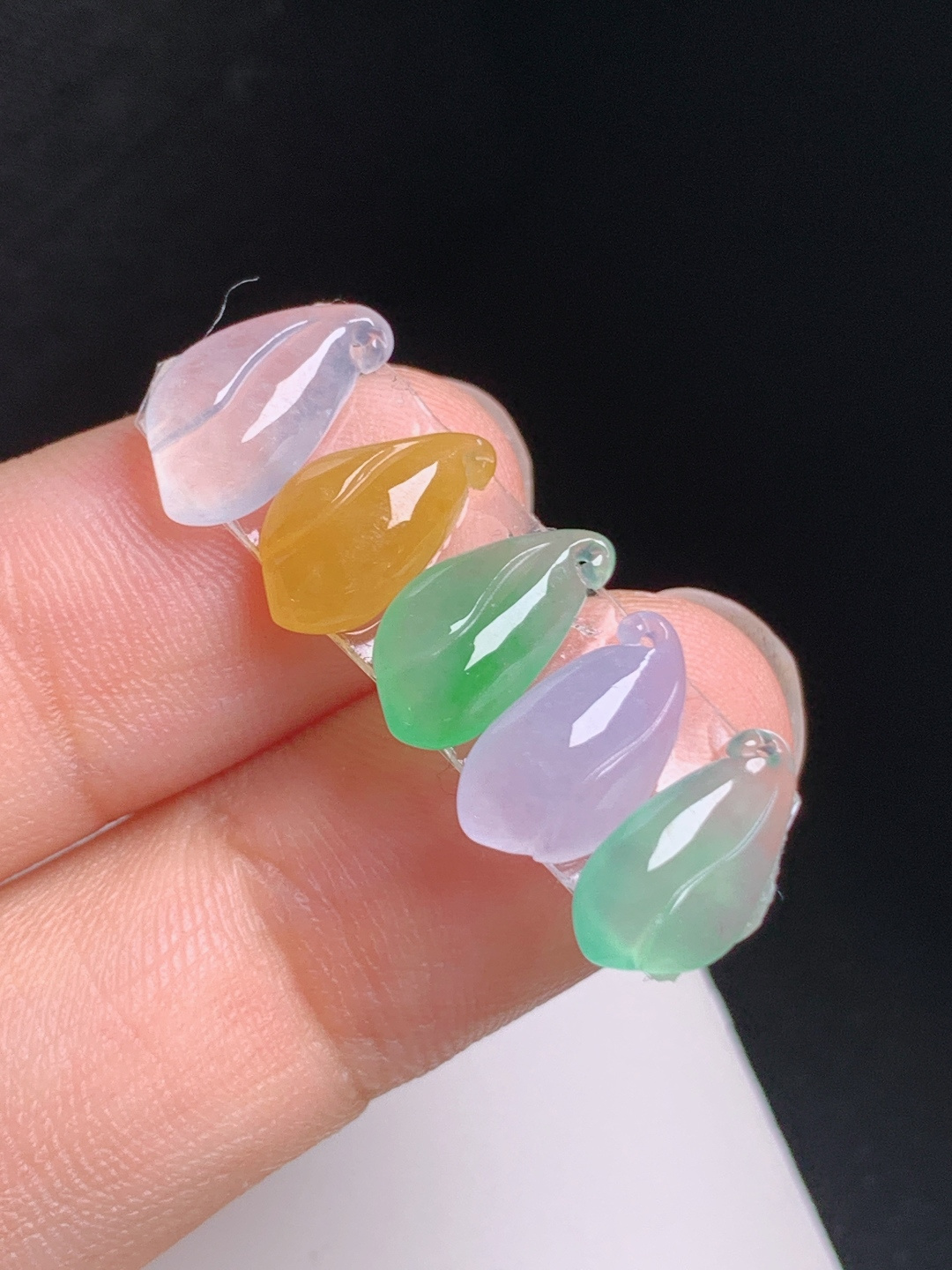 多宝福瓜裸石一手，色彩缤纷，水头清亮，清雅脱俗