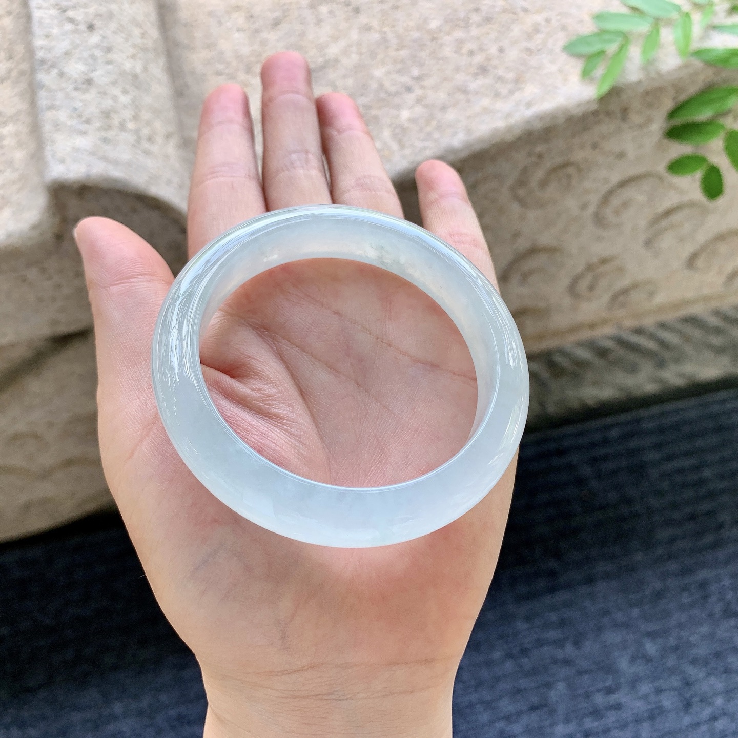 正圈55 56,圈口56/12/8.5,编码C5082331,冰糯晴底，水润，种老，细腻，打灯有絮线