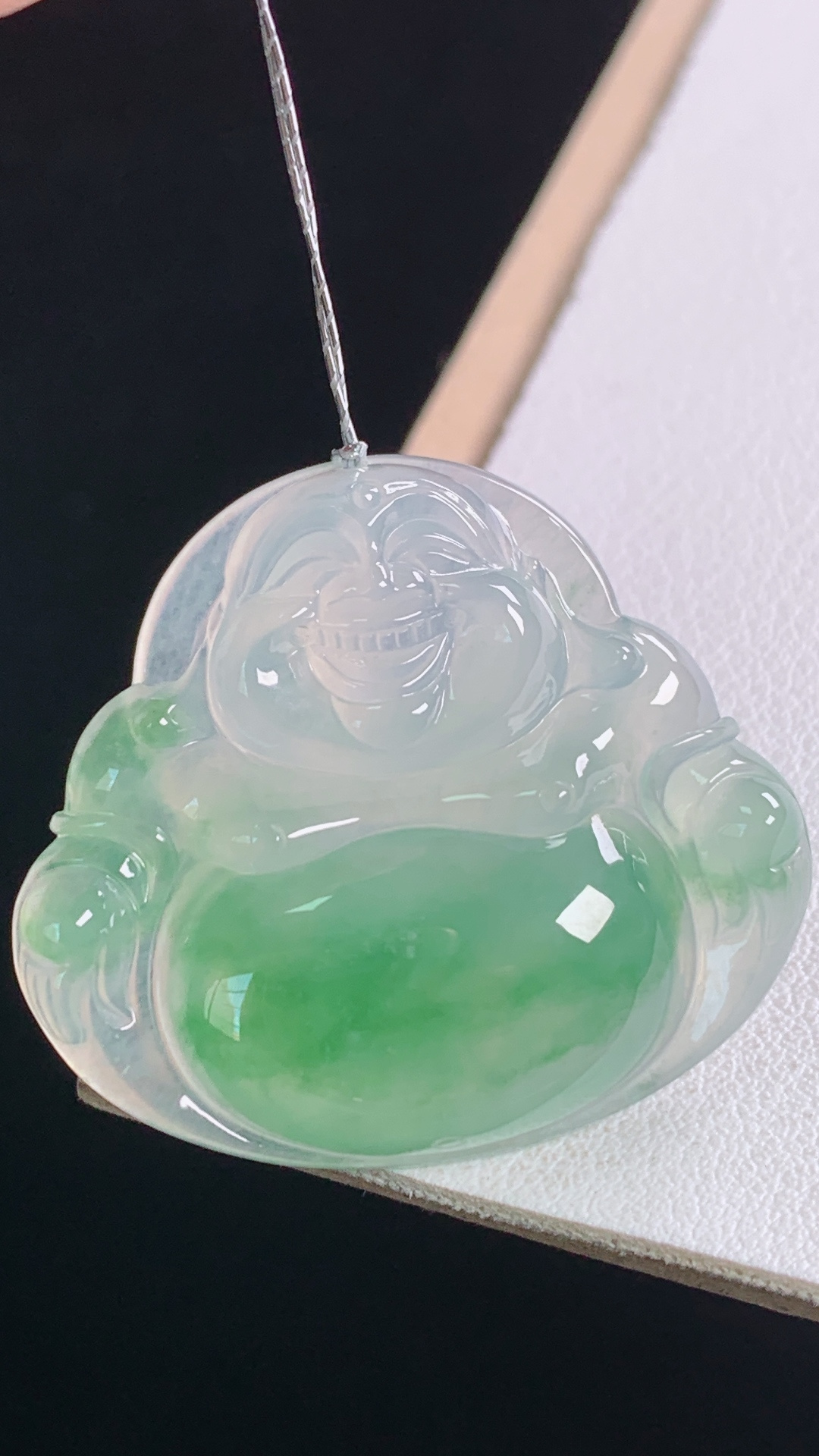 冰飘绿佛公，翠色灵动，清爽水润，无裂，尺寸:30.9-35.0-6.2mm