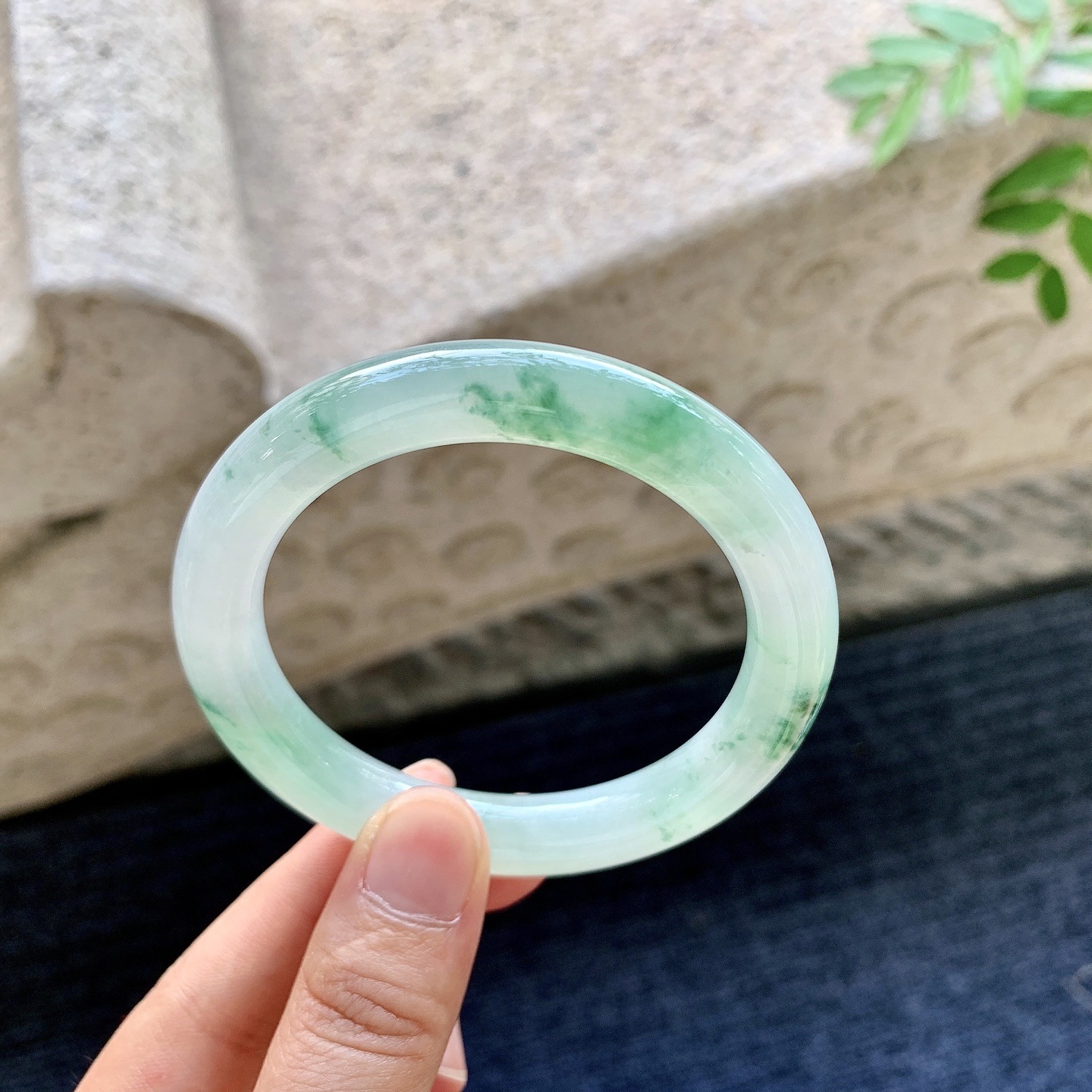 圆条52 53，圈口53.5/9.6/9.4，编码BA082323，糯冰飘花，水润，种老，细腻，打灯有棉纹