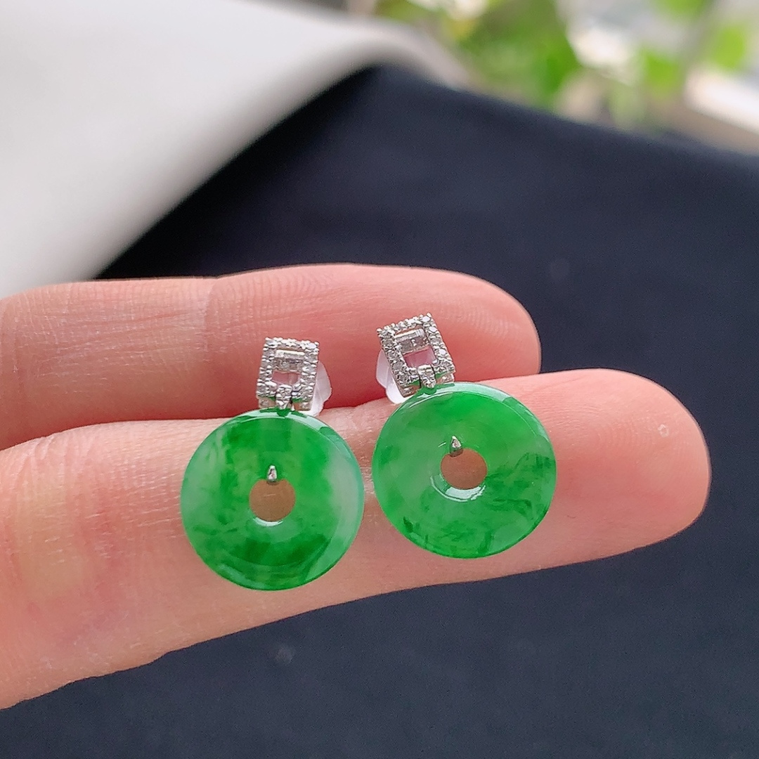 ️冰阳绿甜甜圈耳钉。色系温婉，种老水润细腻，佩戴精致气质货号19820，17.2-11.9-1.9