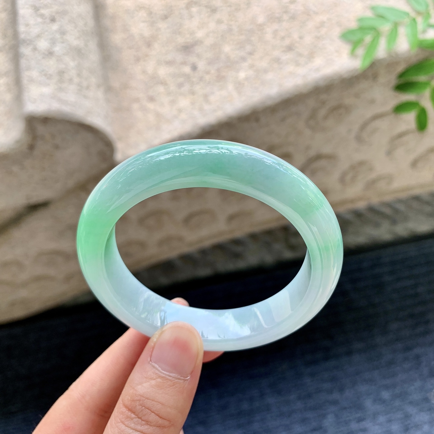 正圈51 52，圈口52.5/12.5/8.3，编码AD082309，细糯飘绿，水润，种老，细腻，无裂