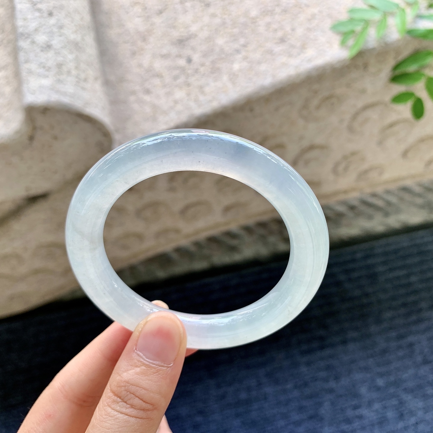 圆条52 53,【圈口】53/10/10.4,【编码】C5082332,【描述】糯冰底色，水润，种老，细腻，打灯有絮线