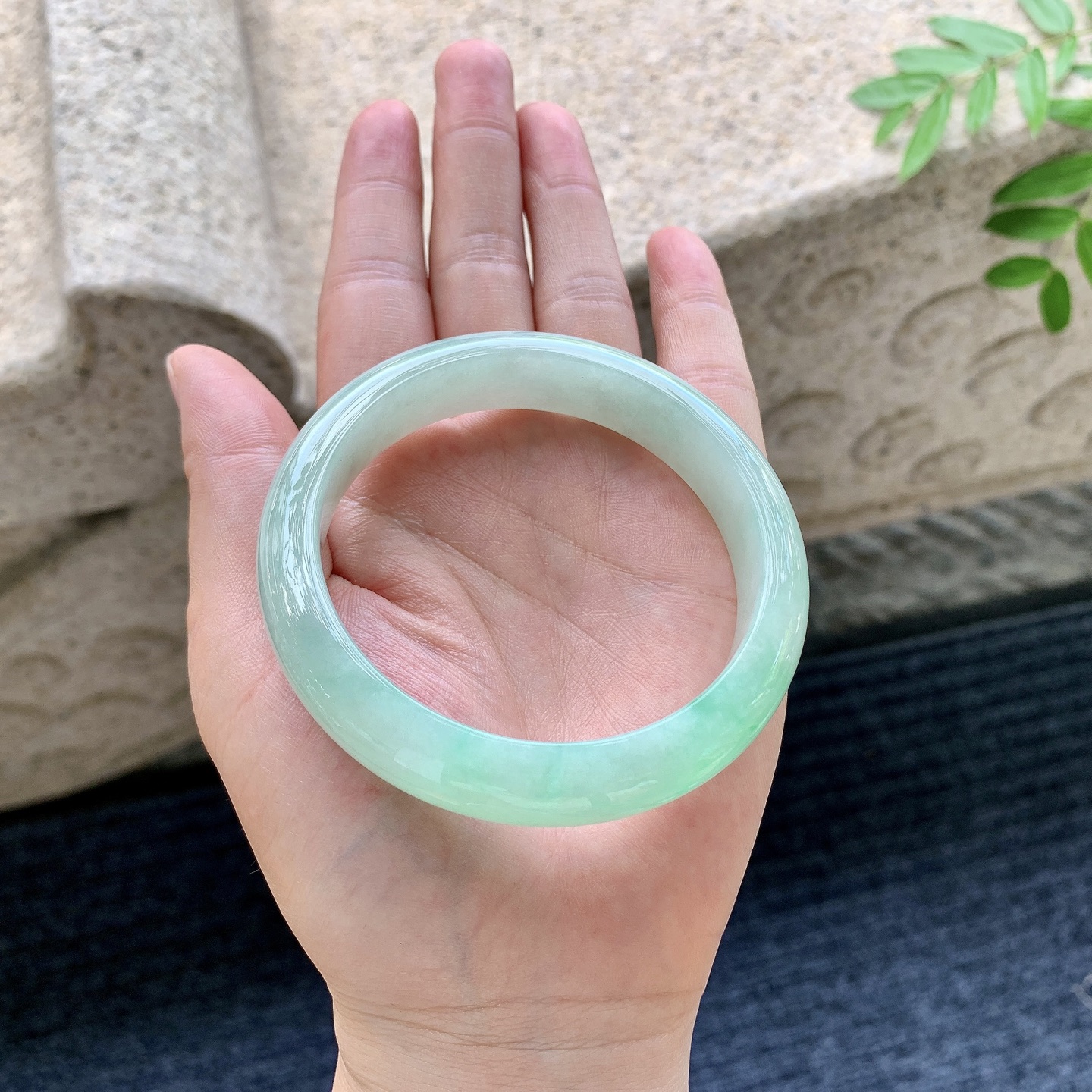 正圈57 58,圈口58.2/13/8.2,编码Q5082313,飘阳绿，水润，种老，细腻，无裂