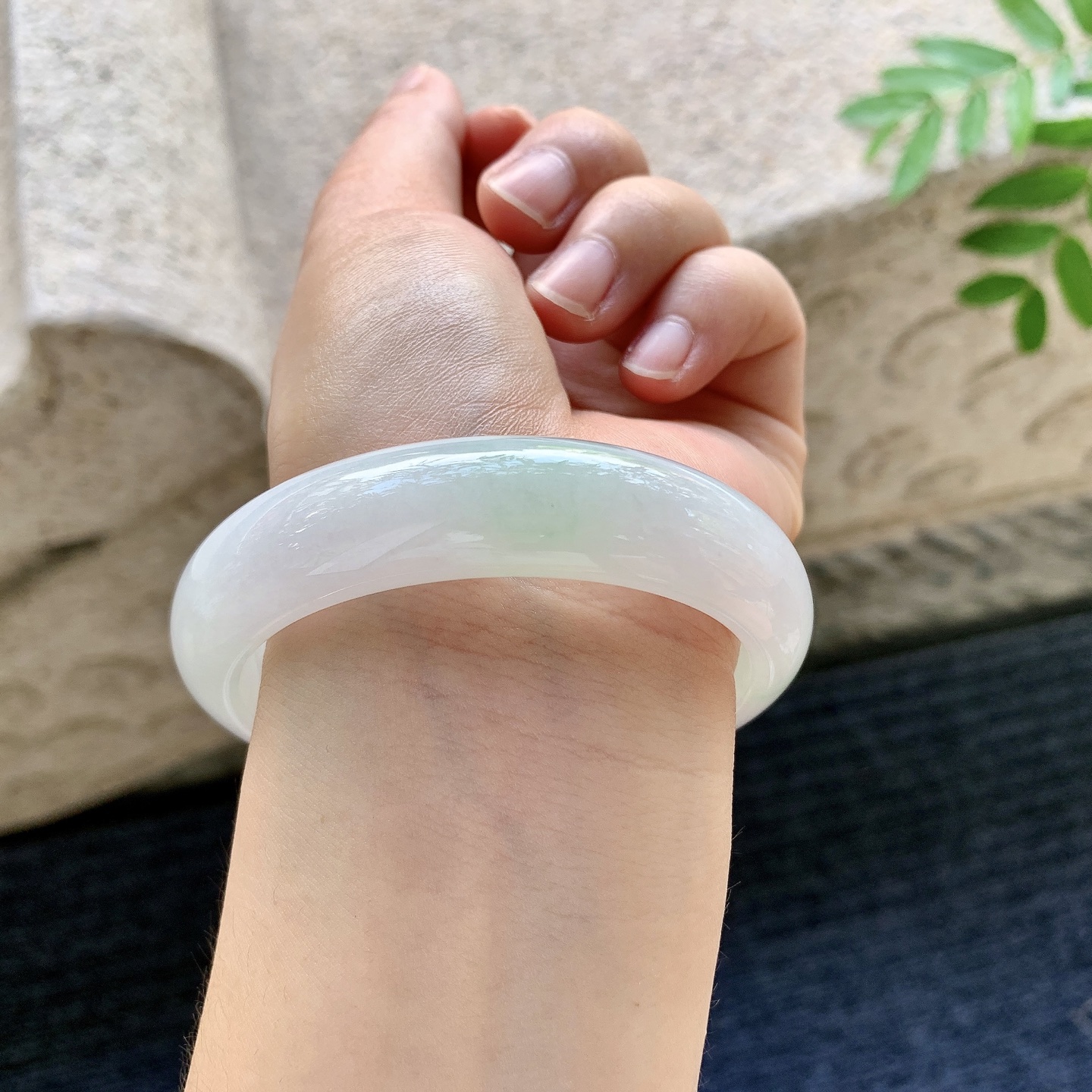 正圈56 57，圈口57.2/14.6/8，编码AD082310，细糯飘绿，水润，种老，细腻，无裂。