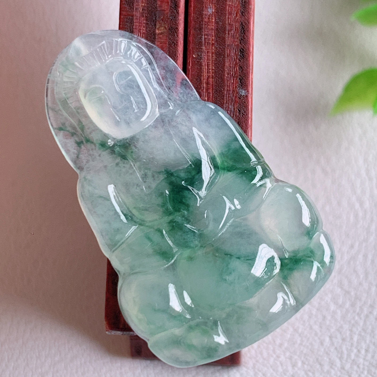 冰润精雕飘花观音吊坠，法相端庄大气，工艺精湛，种色浓郁，细腻饱满冰润，种老水足，收藏佳品，佩戴大气  W03.20 尺寸：36-22-3.8mm