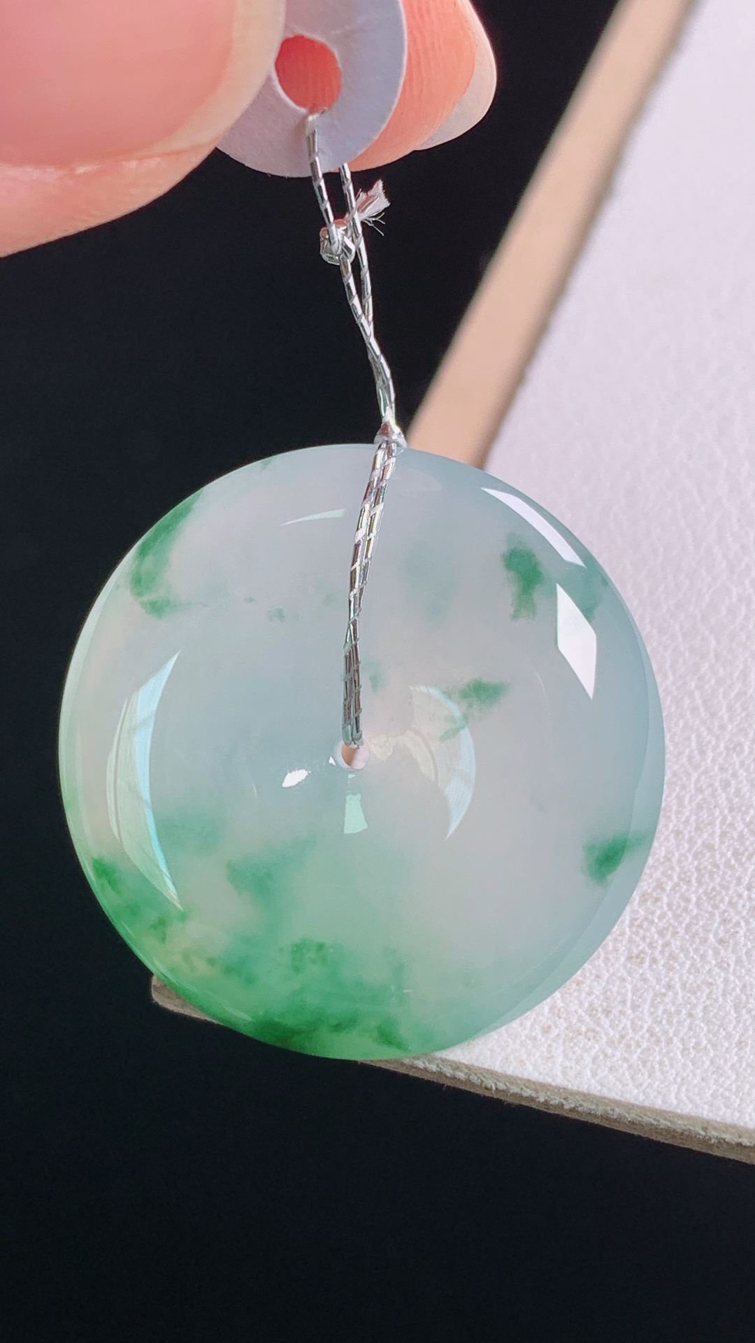 冰飘花平安扣，花色灵动，胶感十足，无裂，尺寸:26.4-5.5mm