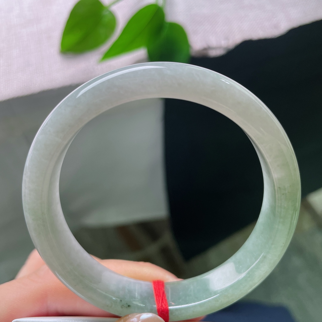 油青正圈，皮纹，深青如水，色泽温润厚重，玉质油润顺滑，越戴越能品出内敛的韵味。ss57751a