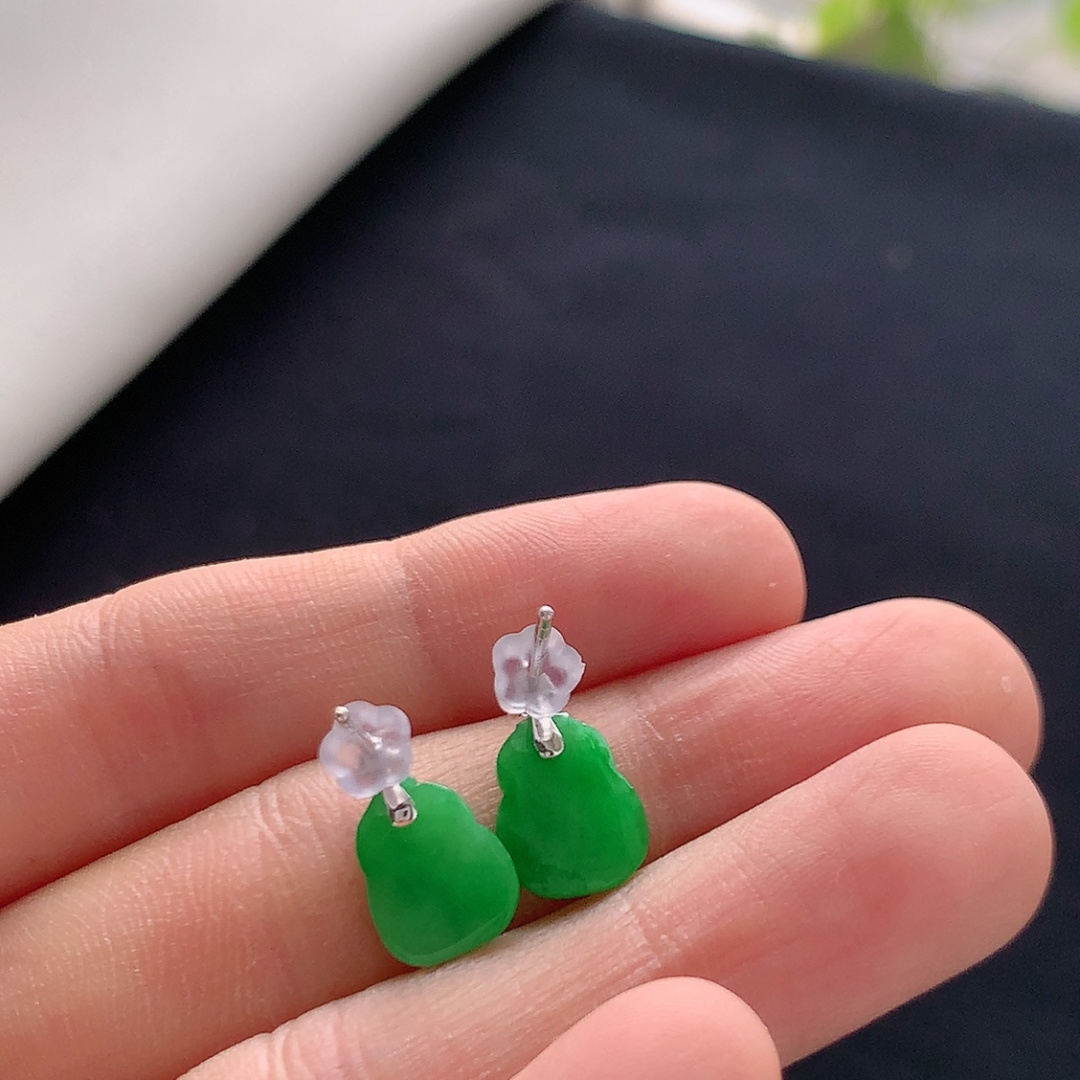 冰阳绿葫芦耳钉。色系温婉，种老水润细腻，佩戴精致气质 货号19820，9.5-7.9-1.9