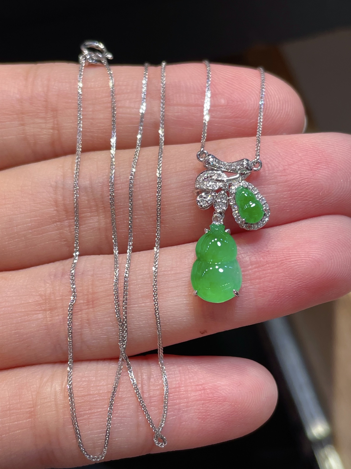️含18k金链子 ️性比 超美辣绿晚装款翡翠葫芦项链 高冰辣绿色，颗颗饱满起光，性比很高 18k金镶嵌，值得收藏，10.7-7.2-3.3