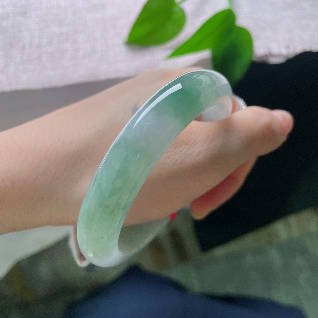 油青正圈，无裂，深浅错落的绿花随性散落在镯身，如同水墨晕染，每一处花纹都。ss57856a