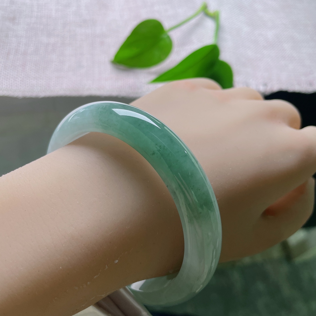 油青正圈，无裂，镯型周正大方，条杆匀称适中，佩戴贴合手腕，上手端庄秀气。ss57863a