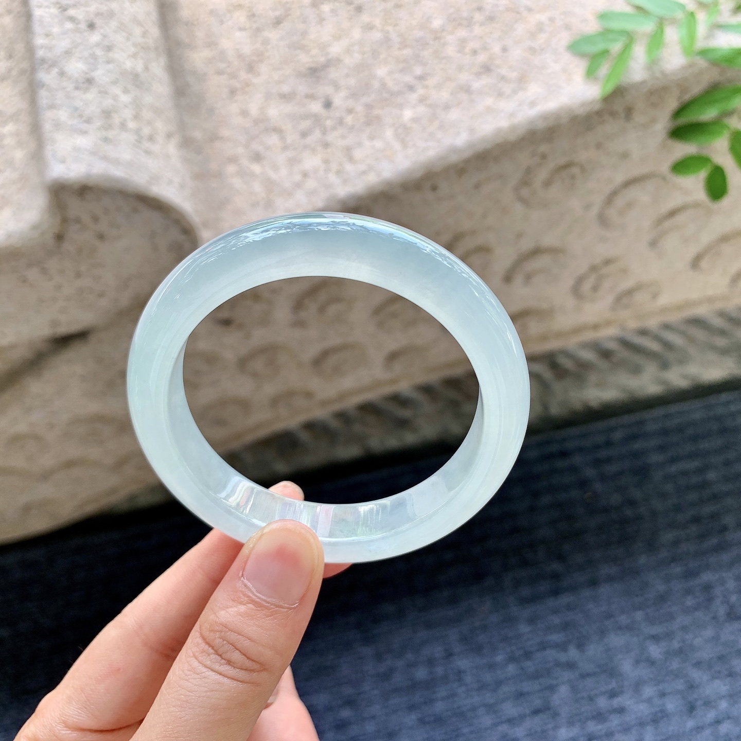 正圈55 56,圈口56/12/8.5,编码C5082331,冰糯晴底，水润，种老，细腻，打灯有絮线