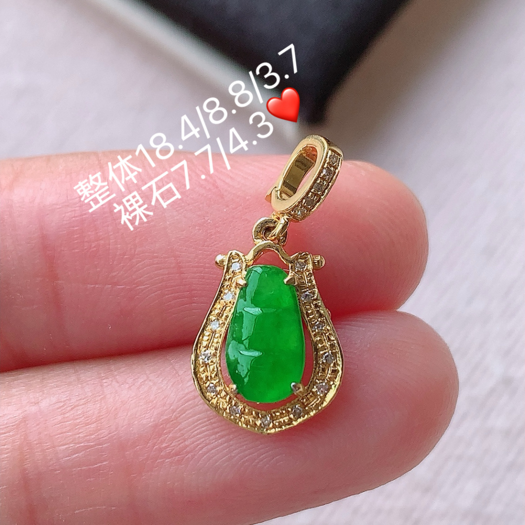 满绿福豆吊坠,底子细腻水润 佩戴简单大方，18.4/8.8/3.7