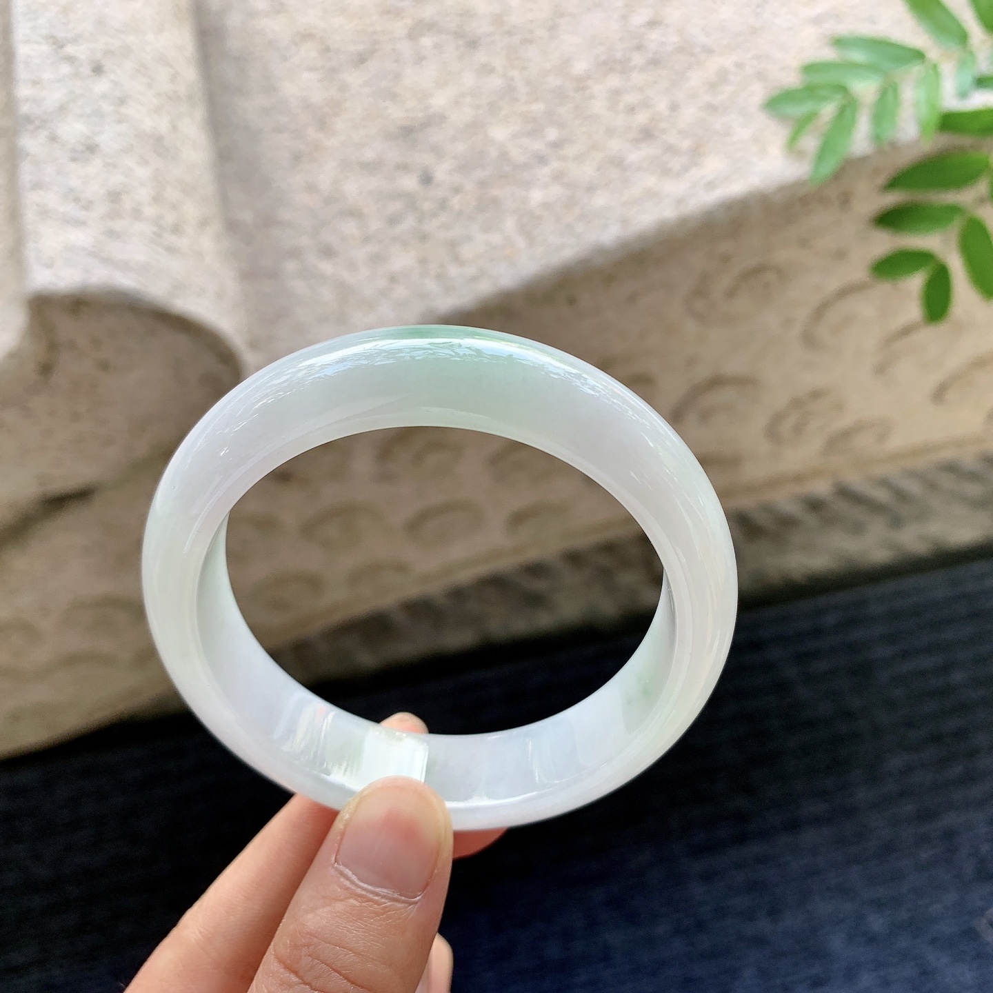 正圈56 57，圈口57.2/14.6/8，编码AD082310，细糯飘绿，水润，种老，细腻，无裂。