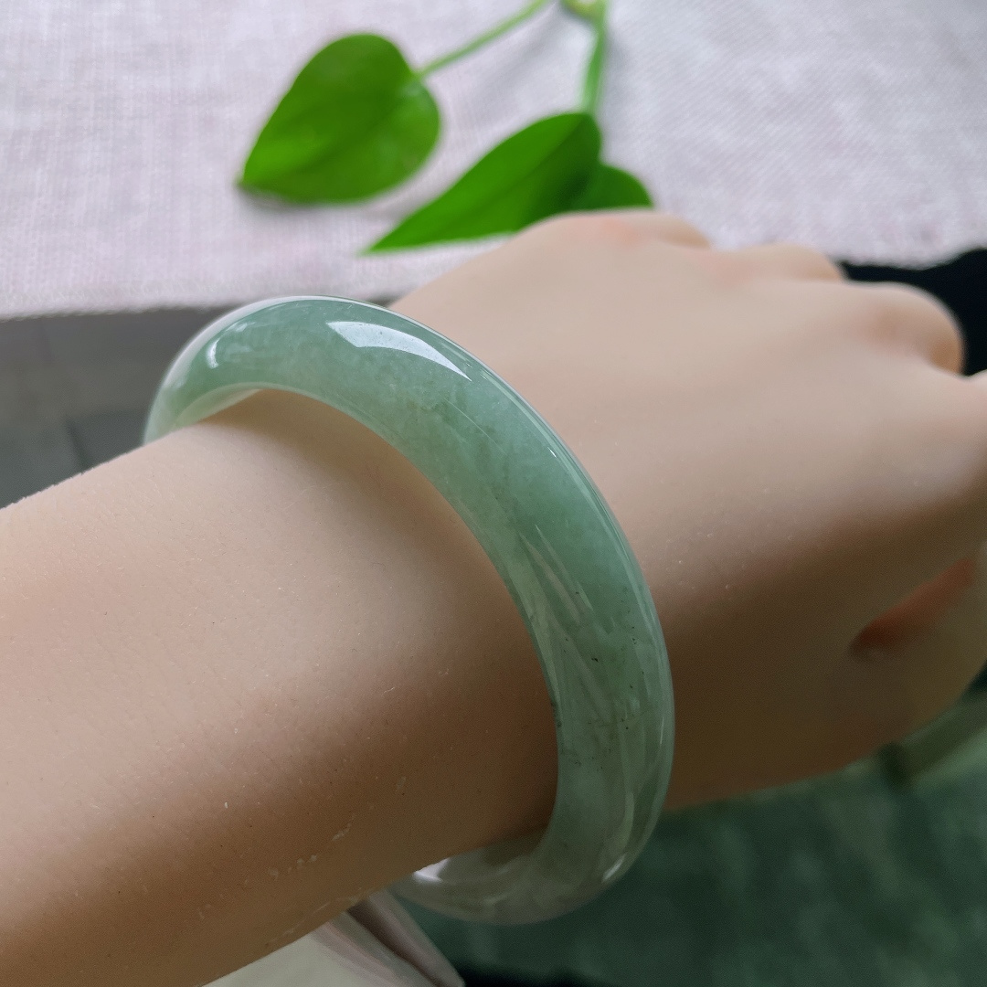 油青正圈，皮纹，深青如水，色泽温润厚重，玉质油润顺滑，越戴越能品出内敛的韵味。ss57751a