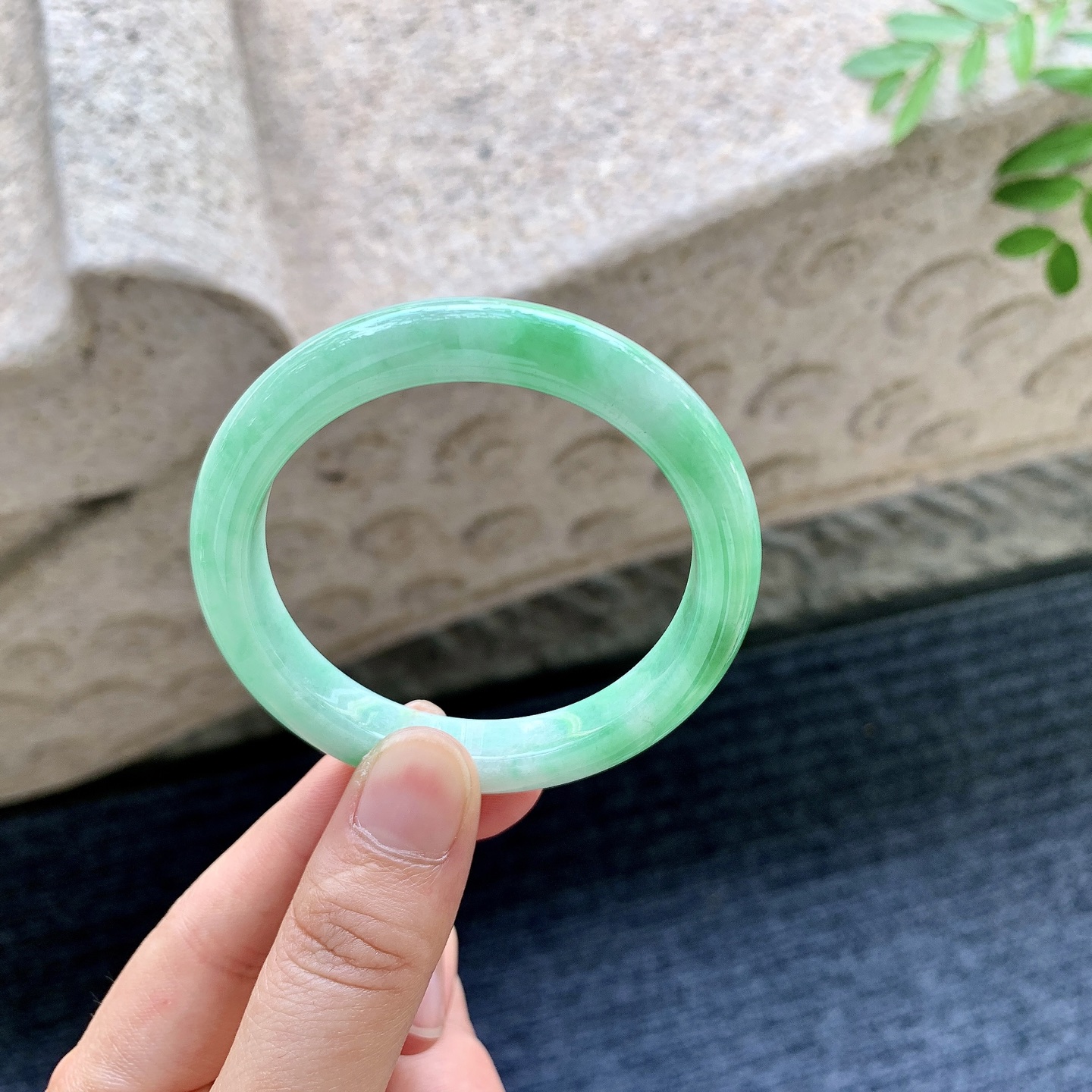 正圈49 50，圈口50.2/9/7.5，编码T1082319，细糯飘绿，水润，种老，细腻，有纹线