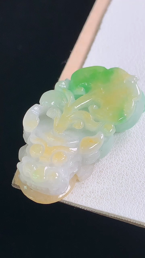 三彩貔貅，无裂，尺寸:42.3-20.9-11.1mm