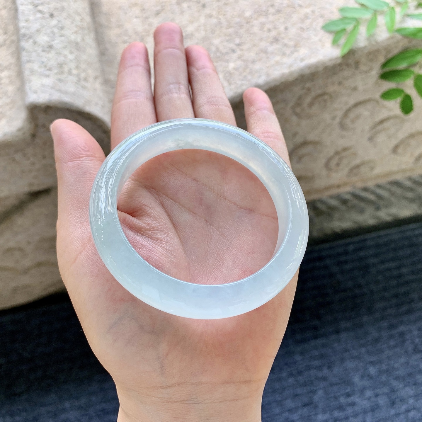 正圈55 56,圈口56/12/8.5,编码C5082331,冰糯晴底，水润，种老，细腻，打灯有絮线
