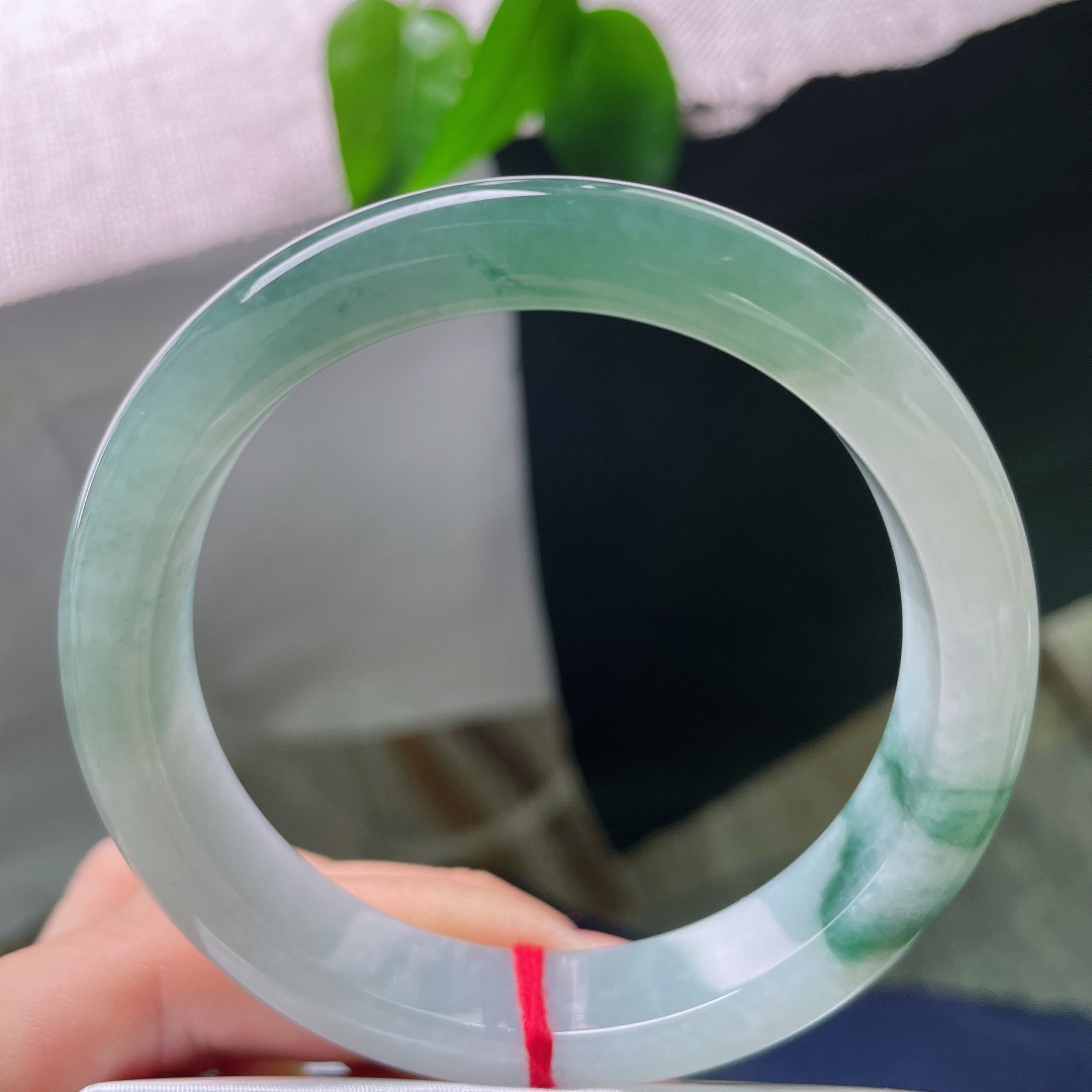 58.8/12.3/8.7，油青正圈，无裂，玉质通透细腻，水头清亮通透感很好，上手自带盈盈水光。ss