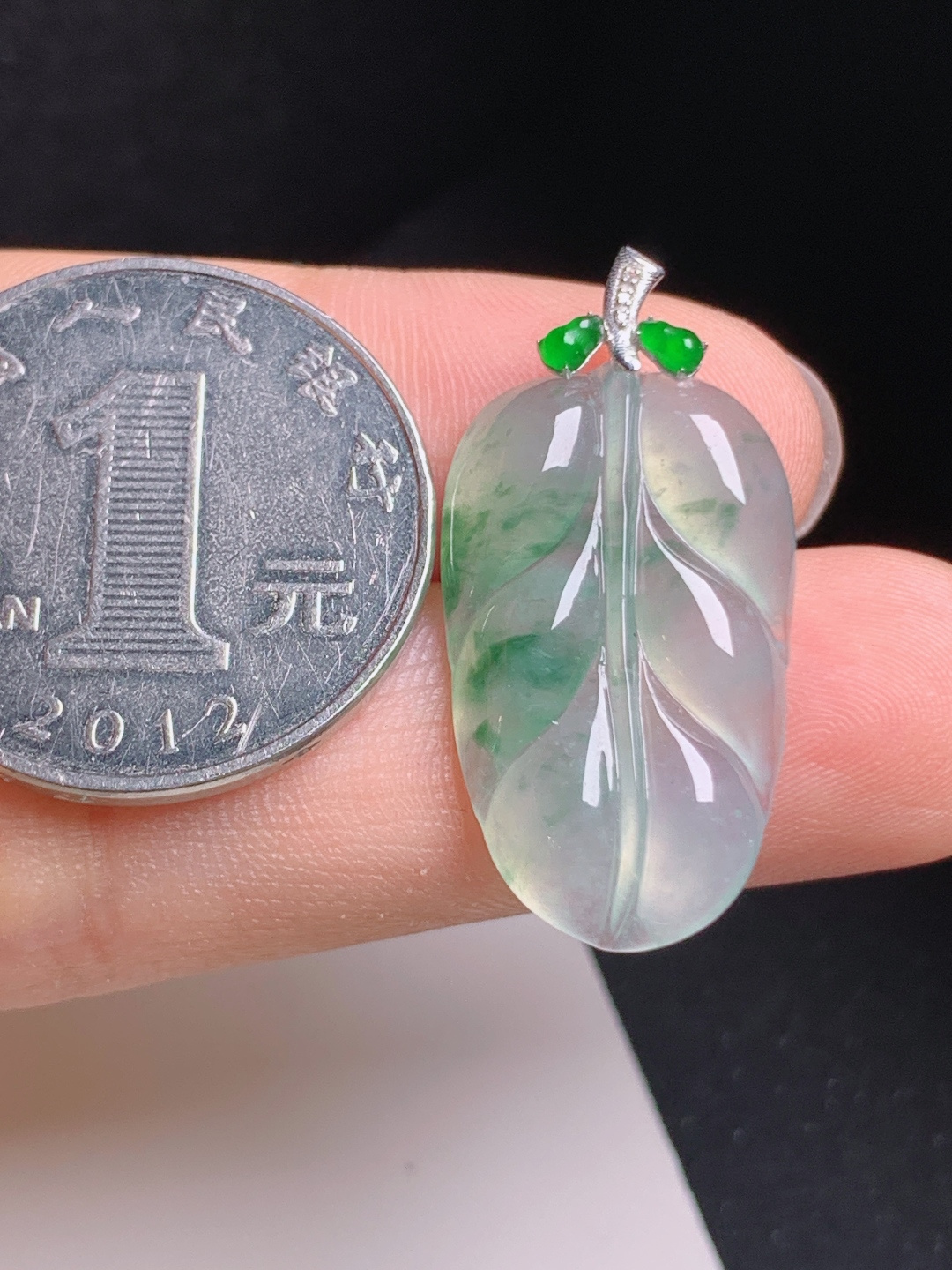 冰种飘花树叶吊坠，清透起光，翠色飘逸，事业兴旺