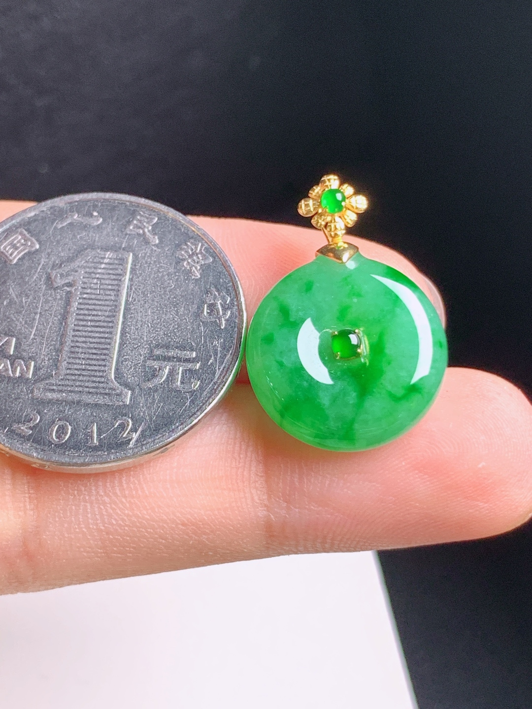 冰阳绿平安扣吊坠，色泽明艳，玉质温润，圆满顺遂，裸石15.7-5.522.6