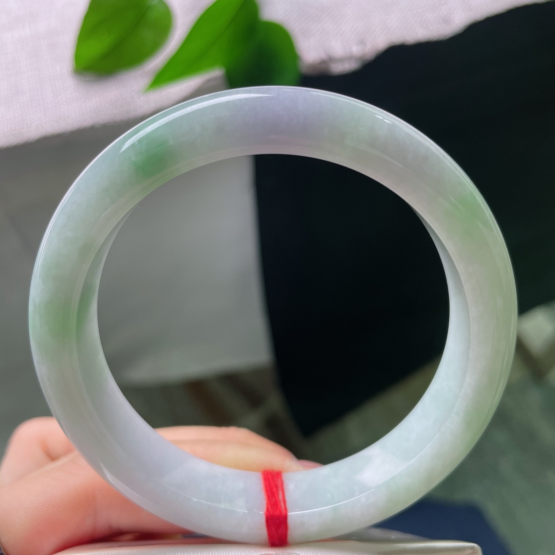 58.6/12.5/8.8，淡春彩正圈，晶体纹，淡紫罗兰温柔朦胧，几缕浅绿悄然飘落在镯身，紫绿相映韵
