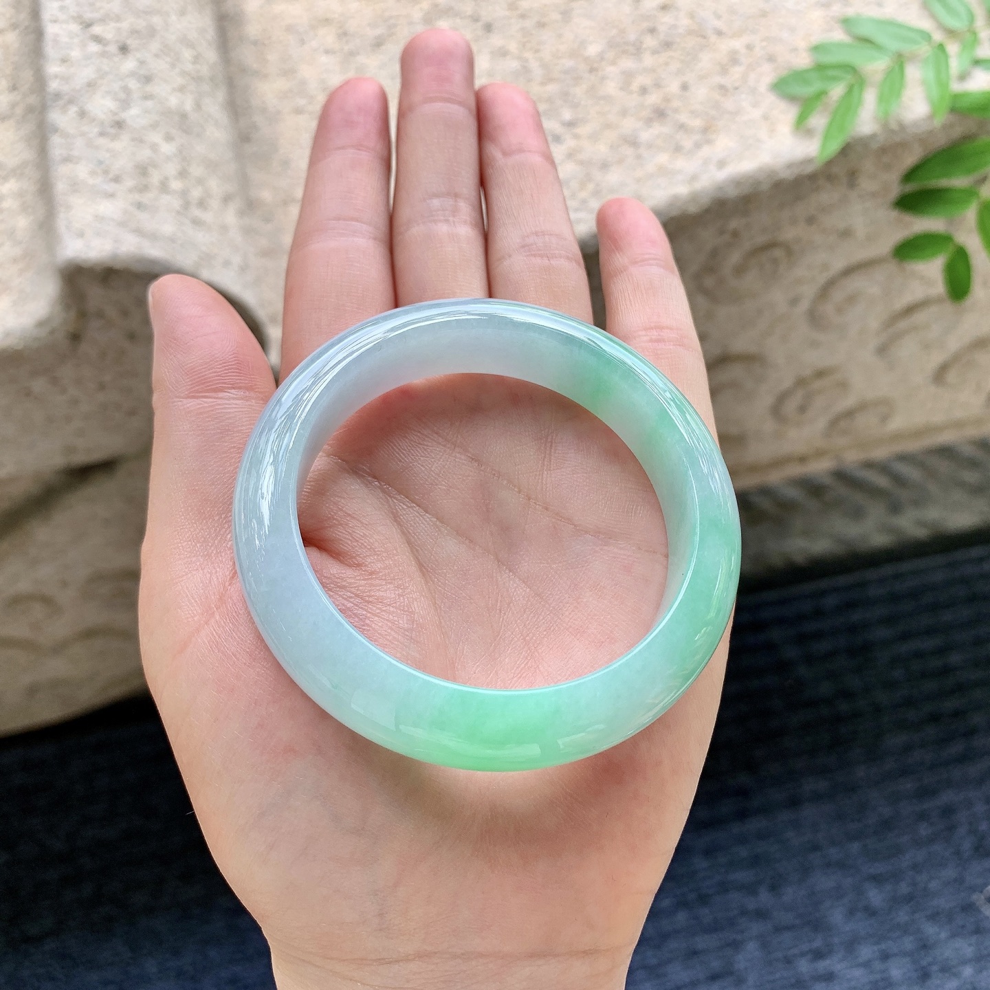 正圈51 52，圈口52.5/12.5/8.3，编码AD082309，细糯飘绿，水润，种老，细腻，无裂