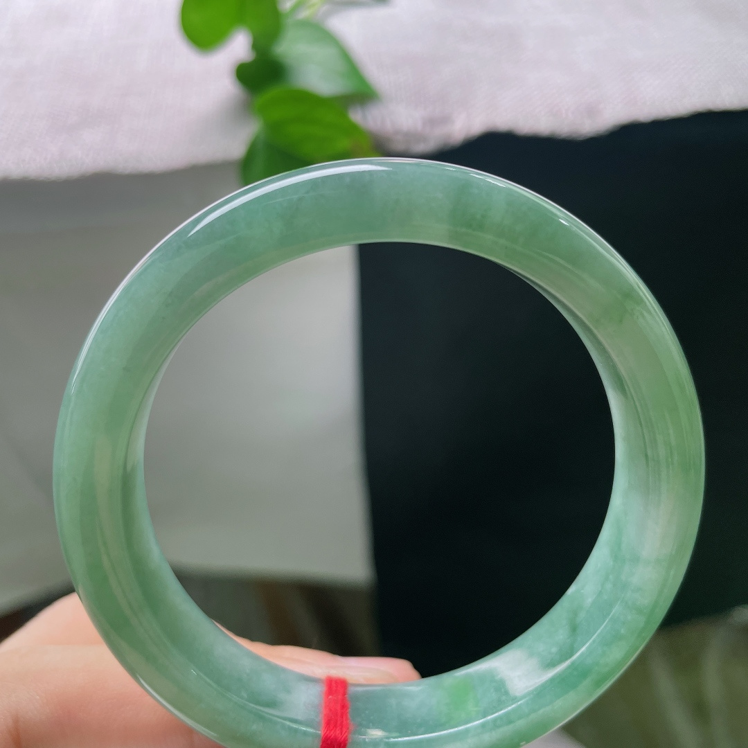 绿底正圈，无裂，种老 油润，色泽内敛温润，上手成熟端庄、大方得体，尽显雅致大气的从容气质。ss577