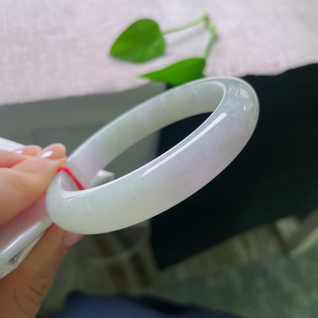 61.9/12.7/9.3，淡紫正圈，晶体纹，浅淡紫色温柔晕开，玉质温润细腻，柔光缓缓萦绕镯，自带安静含蓄的温婉气息。ss57737a