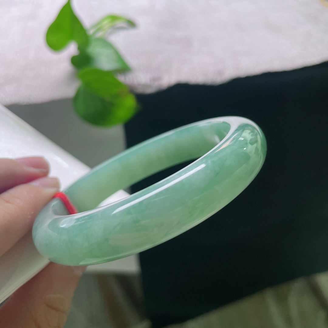 绿底正圈，无裂，种老 油润，色泽内敛温润，上手成熟端庄、大方得体，尽显雅致大气的从容气质。ss57730a。