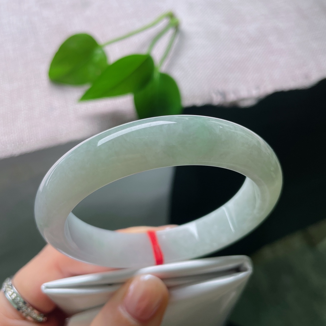 57/12.5/8.4，浅绿底正圈，内纹，底色素雅沉静，淡淡的花色若隐若现，光泽柔和内敛，低调耐看，上手自带松弛沉静的气质。57748a