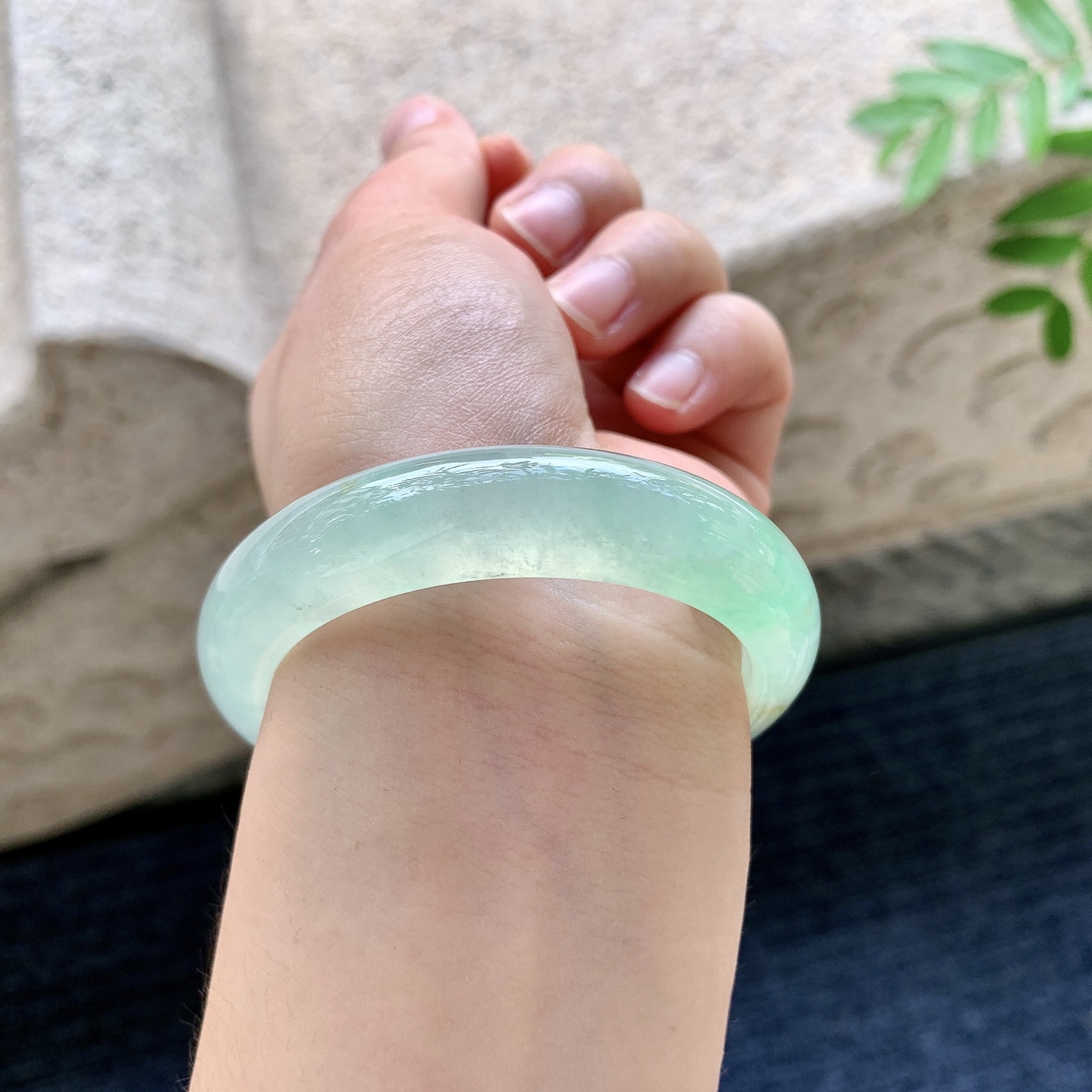 正圈49 50，圈口50/12.4/8，编码DZ082303，冰糯飘绿，水润，种老，细腻，打灯有棉线