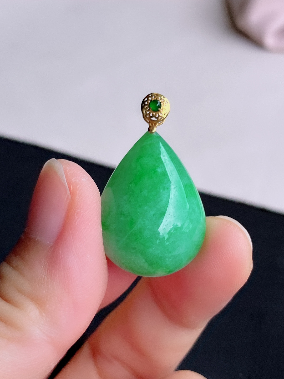 果绿水滴吊坠，饱满大气，尺寸32.8/26.8/19.6/8.8/自然光实拍