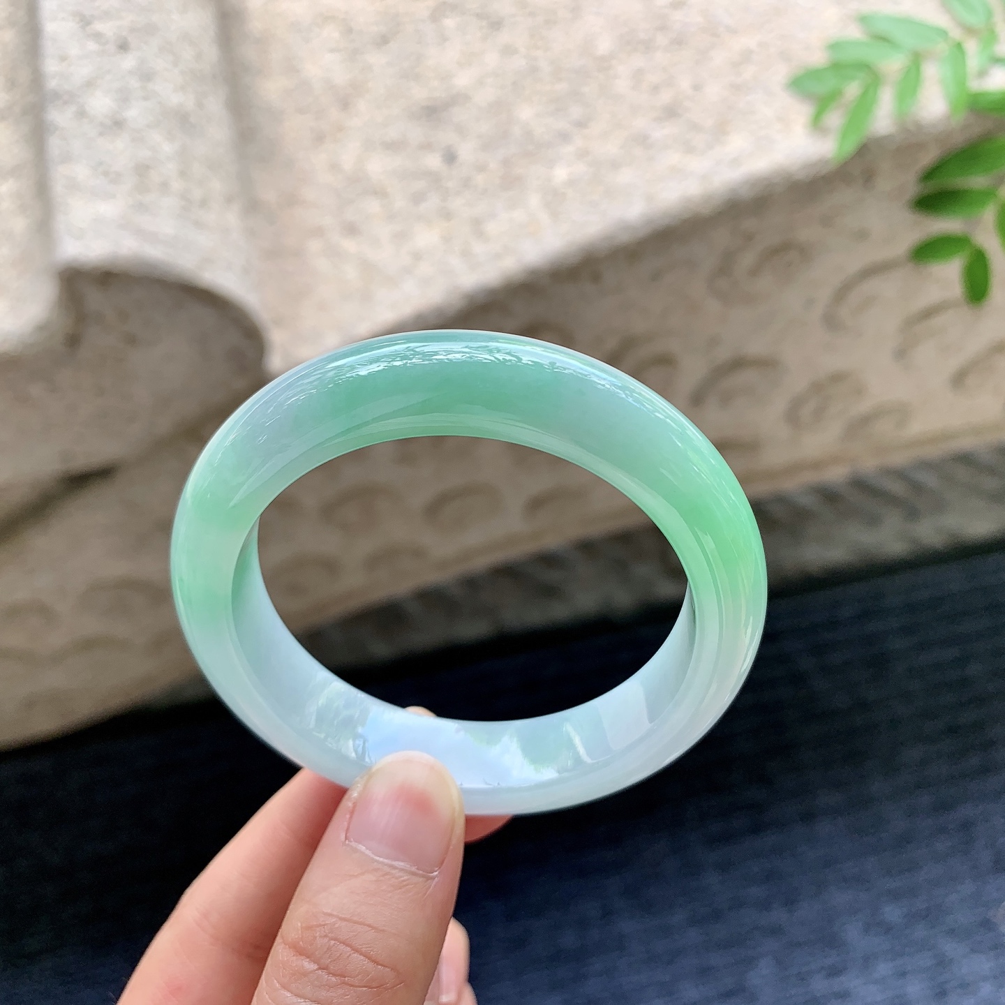 正圈51 52，圈口52.5/12.5/8.3，编码AD082309，细糯飘绿，水润，种老，细腻，无裂