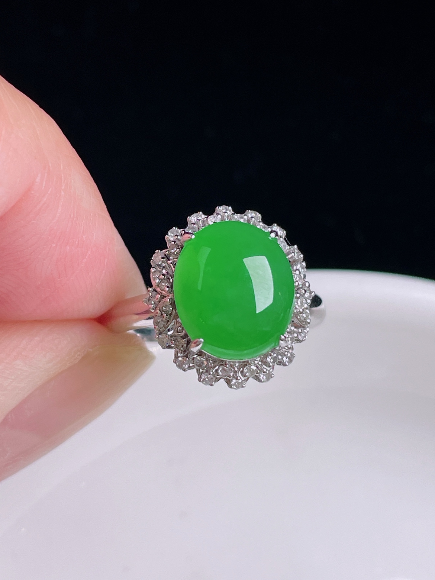 阳绿戒指，18k镶嵌，老种起光，细底通透，尺寸：裸石11.4/9.5/4.6mm0822