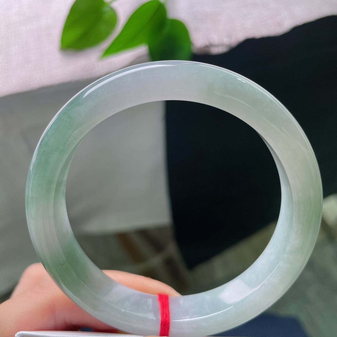 油青正圈，无裂，深浅错落的绿花随性散落在镯身，如同水墨晕染，每一处花纹都。ss57856a