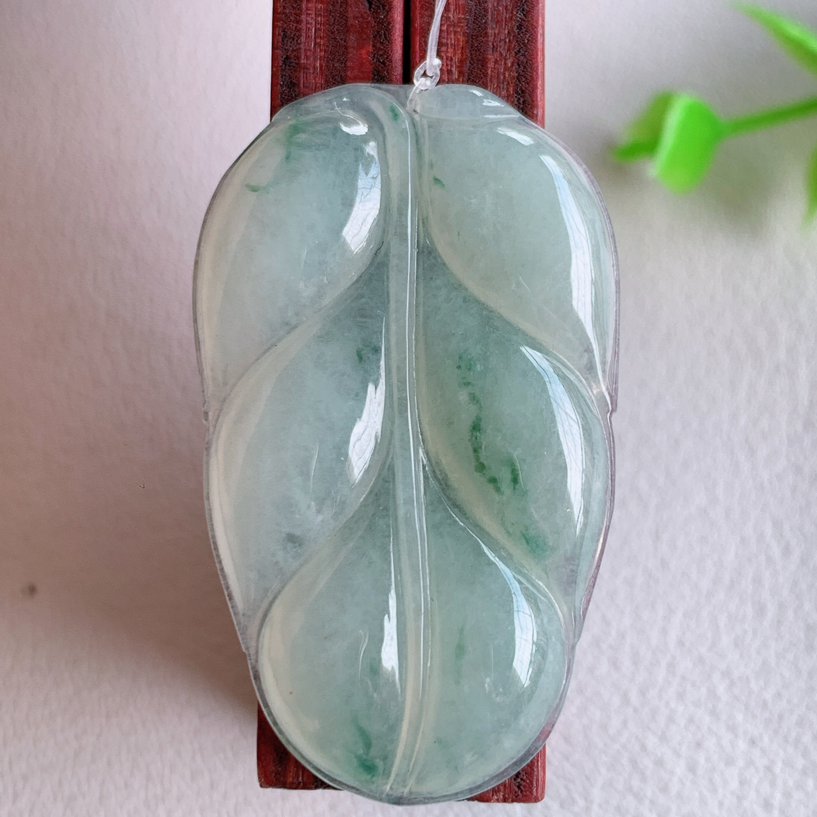 冰润飘花金枝玉叶翡翠吊坠  老种起胶感  飘花灵动  寓意“金枝玉叶，大业有成，一夜成名”  饱满大