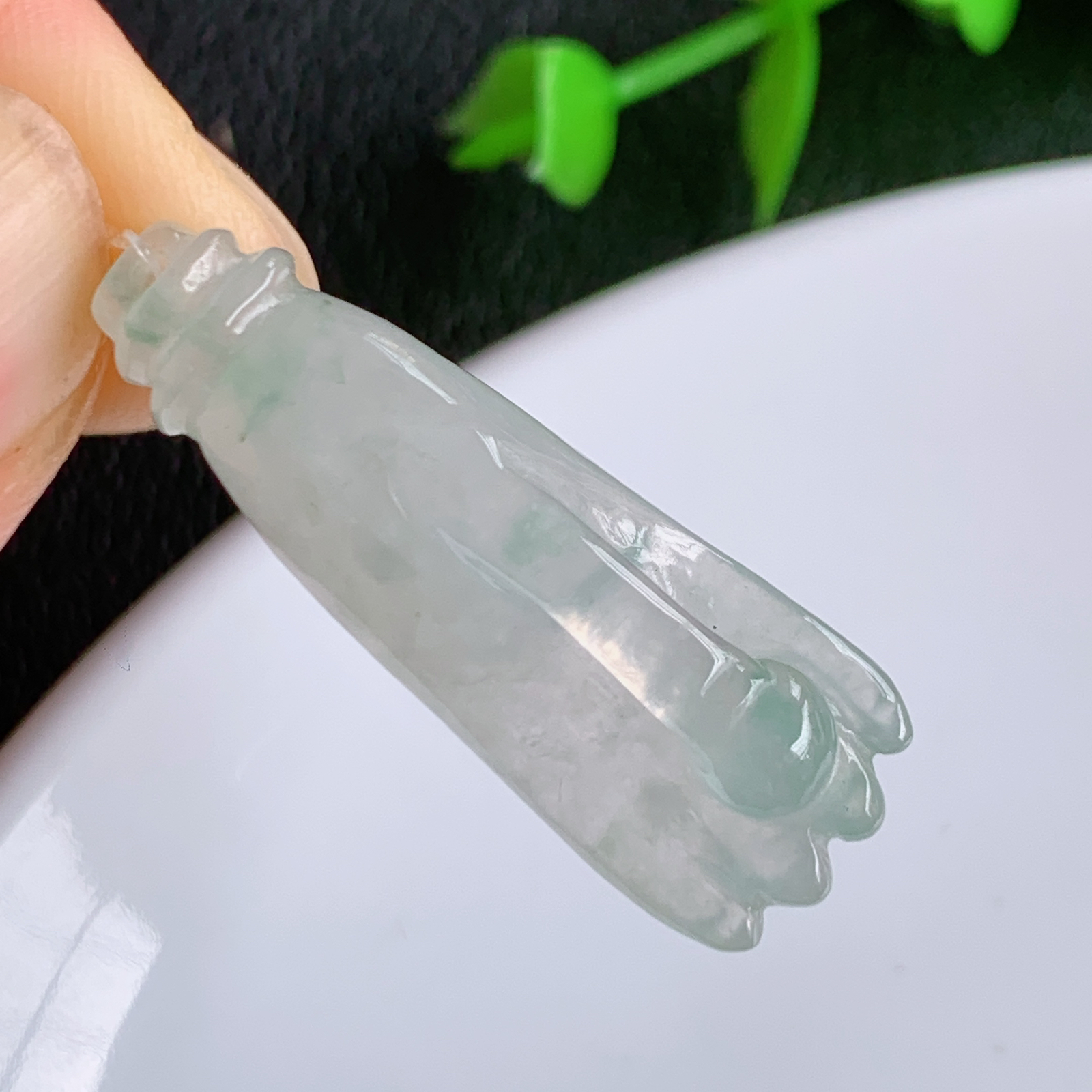 冰润掌上明珠  妙手生财吊坠。玉质细腻 做工精细，精雕纤长佛手，指尖柔美 手执圆润宝珠，有人生运筹帷