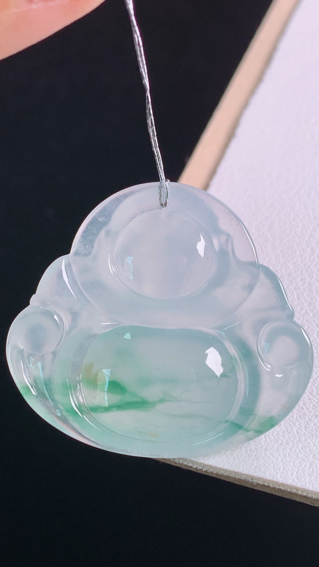 冰飘花佛公，花色灵动，冰清玉洁，无裂，尺寸:32.5-36.3-5.9mm