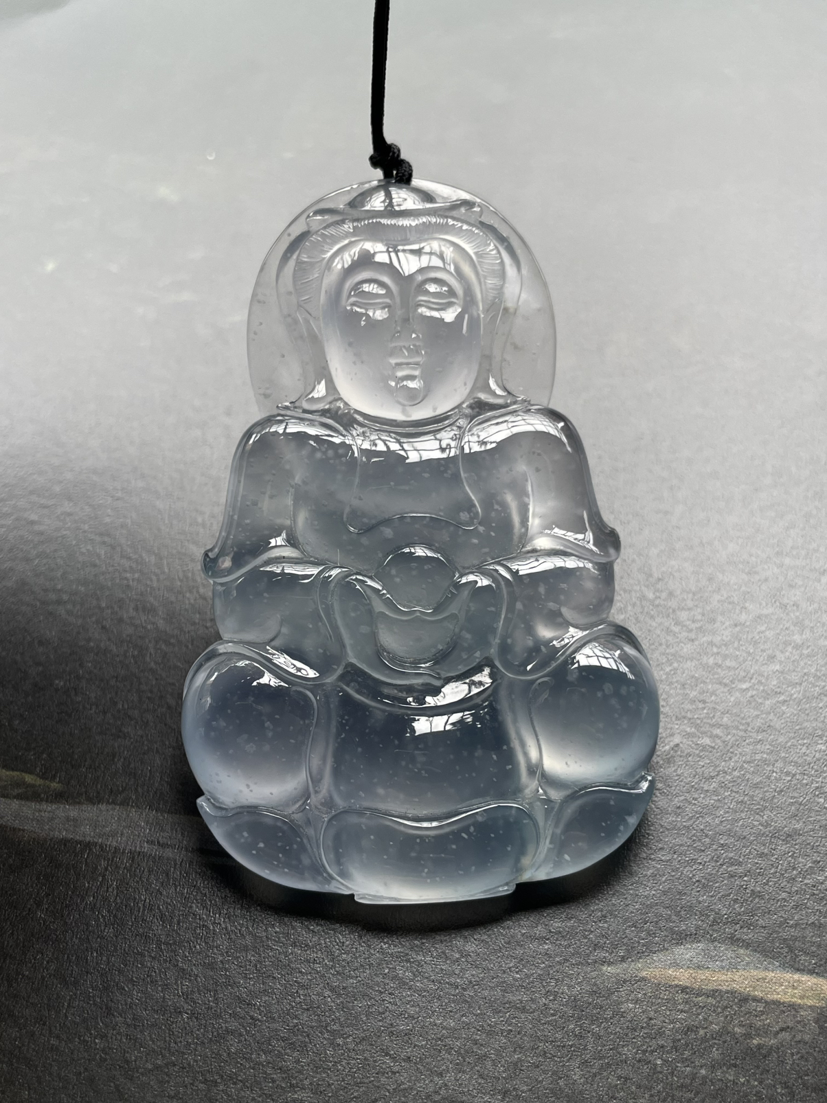 【冰种观音吊坠】老坑雪花棉，料子通透闪亮，质地致密，种老起强胶感，人物面部开脸生动，雕刻很精细，表情