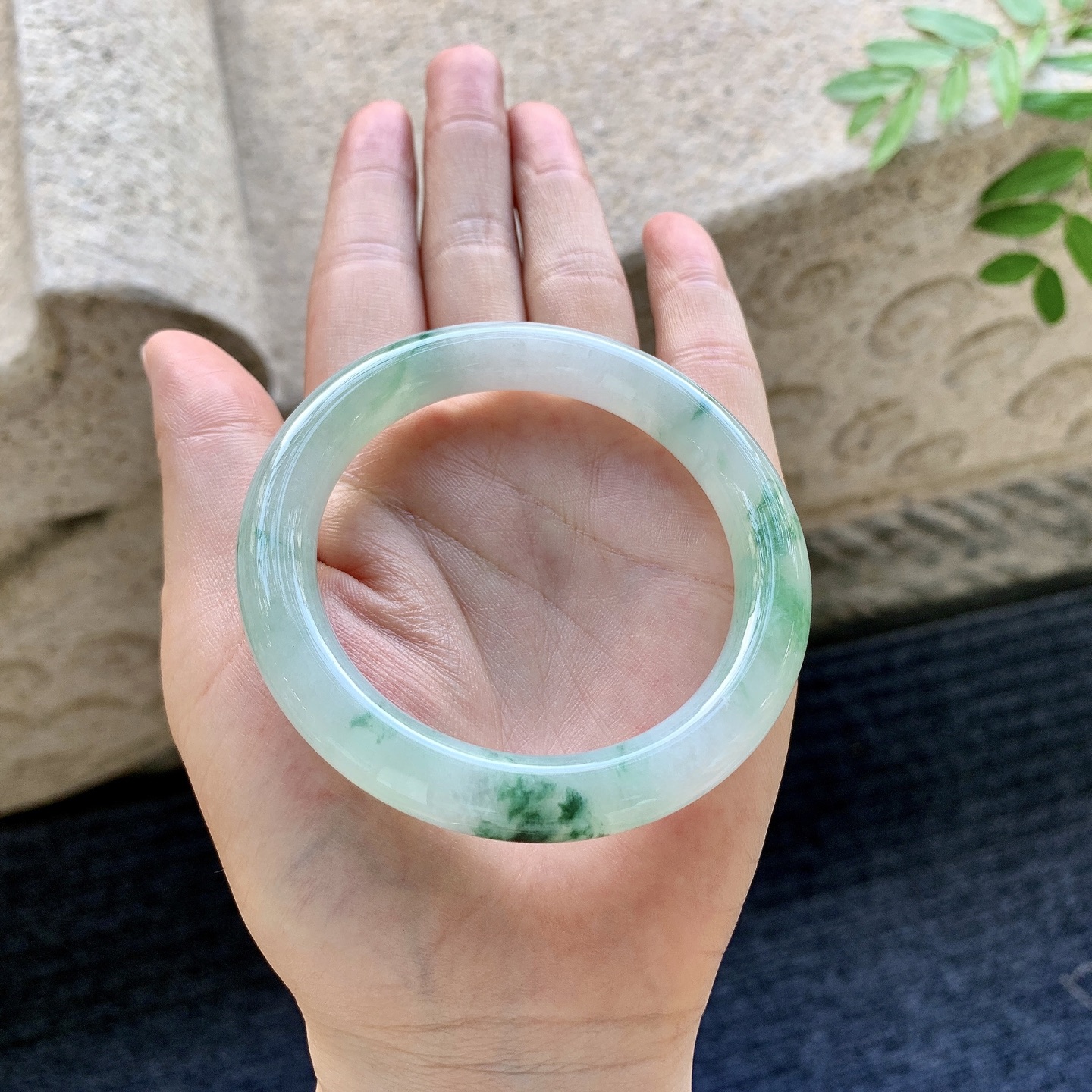 圆条52 53，圈口53.5/9.6/9.4，编码BA082323，糯冰飘花，水润，种老，细腻，打灯有棉纹