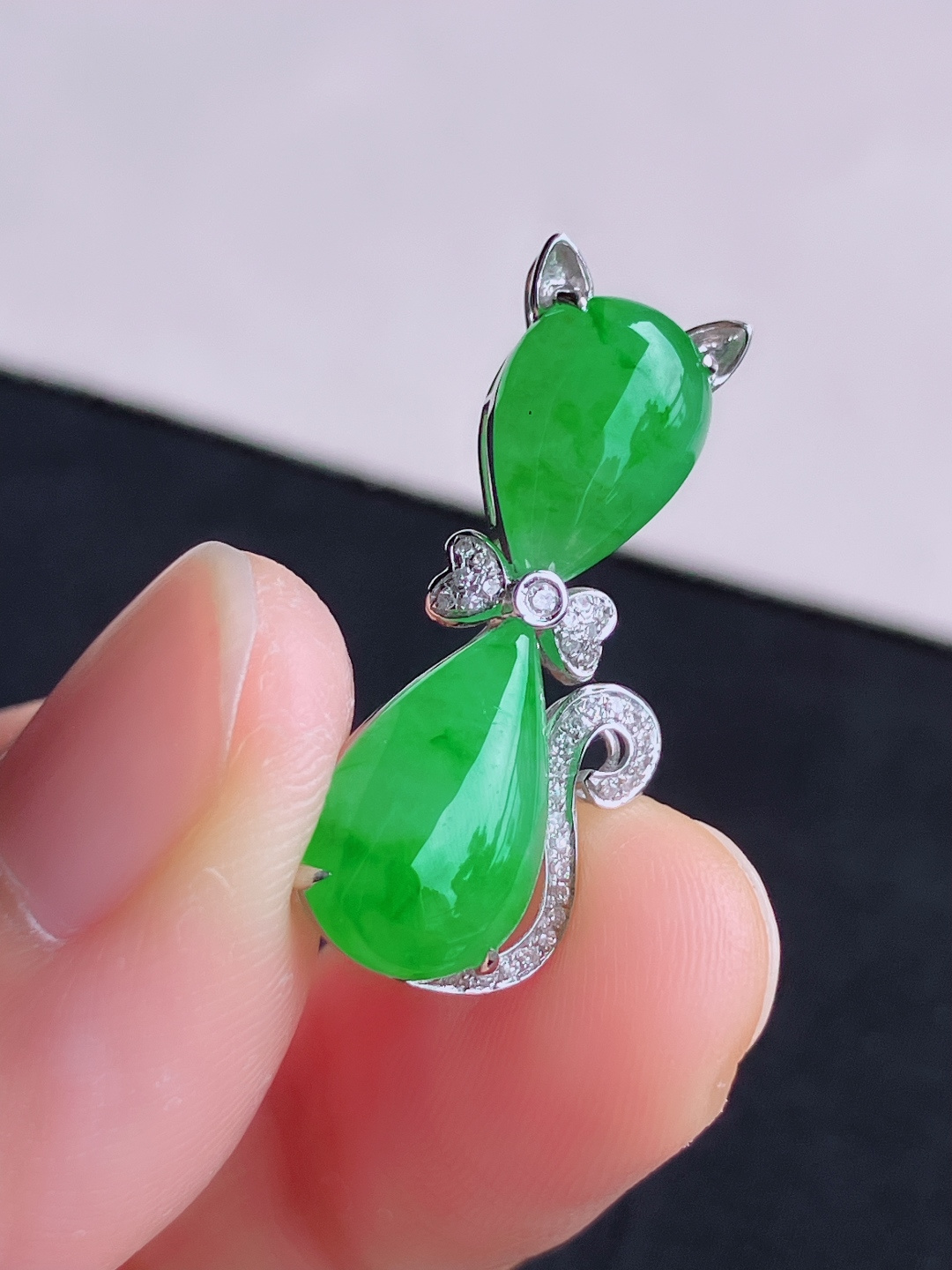 翠绿猫咪吊坠，简约时尚，尺寸27.6/13.6/8.8/7/自然光实拍