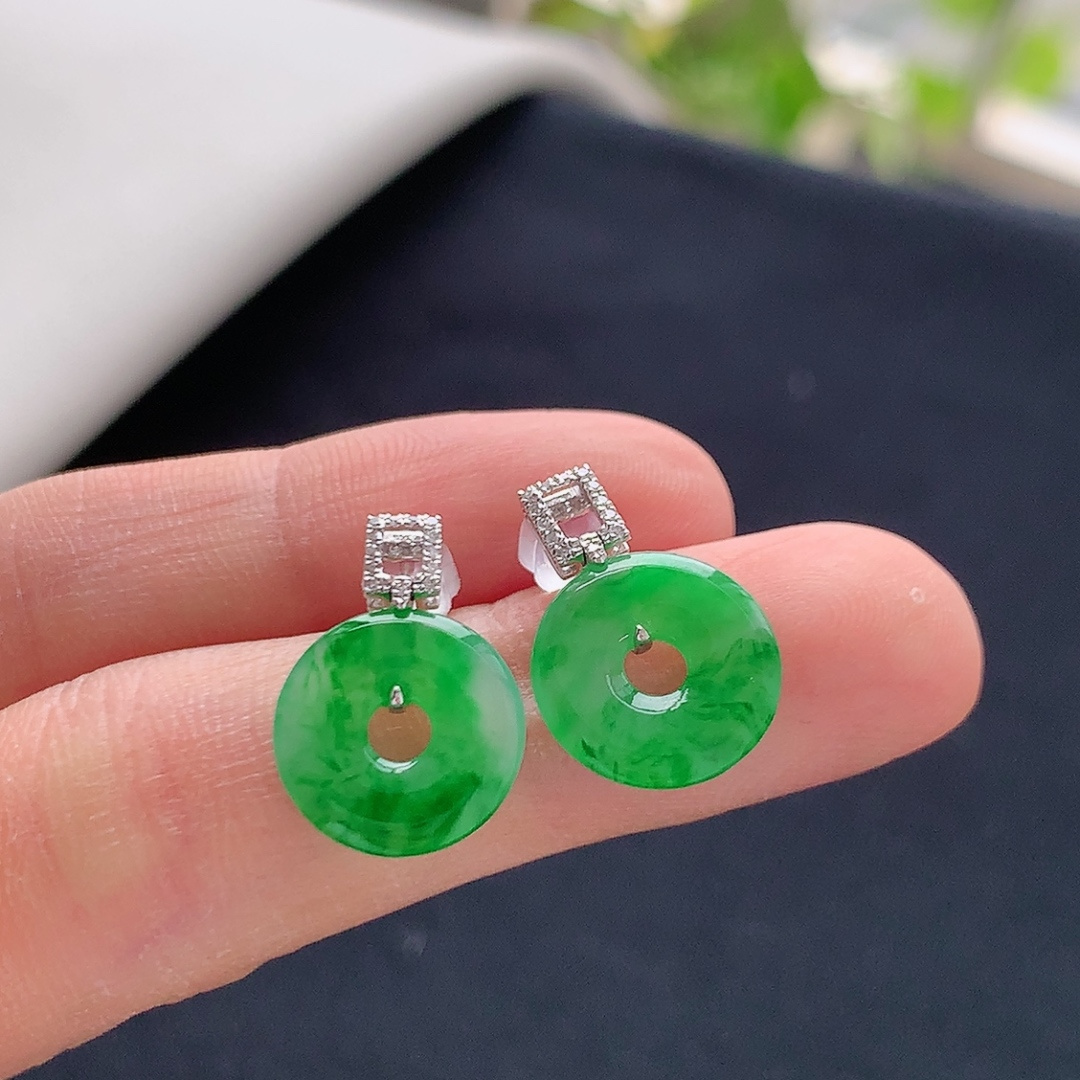 ️冰阳绿甜甜圈耳钉。色系温婉，种老水润细腻，佩戴精致气质货号19820，17.2-11.9-1.9